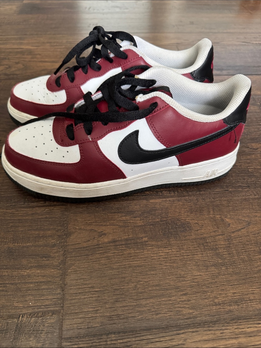 Nike Kids Sneakers in Burgundy, White & Black